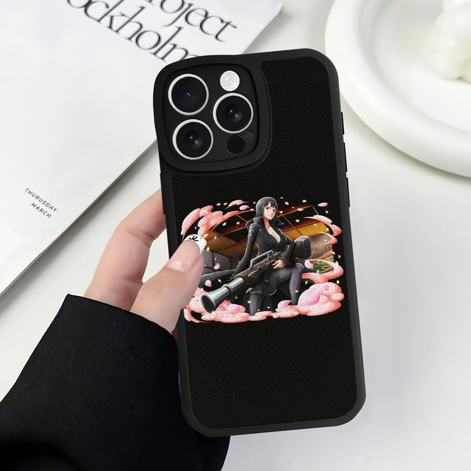 （画像用） ワンピース ニコ・ロビン ONE PIECE Nico Robin 【iPhone 16シリーズ対応】シリコンスマホケース（レザー調） 材質：シリコン